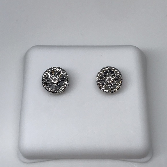 1/10 carat diamond studs - Picture 2 of 7